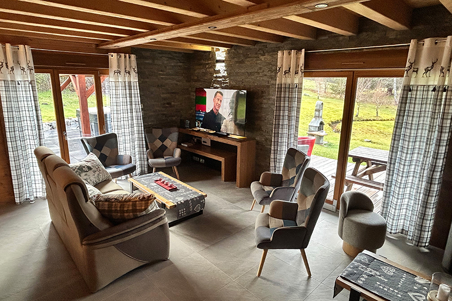 Beaux espaces intérieurs lumineux d'un chalet traditionnel à louer pour vos séjours dans les Vosges